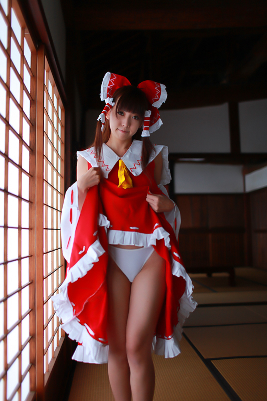[Cosplay] Reimu Hakurei with dildo and toys - Touhou Project Cosplay